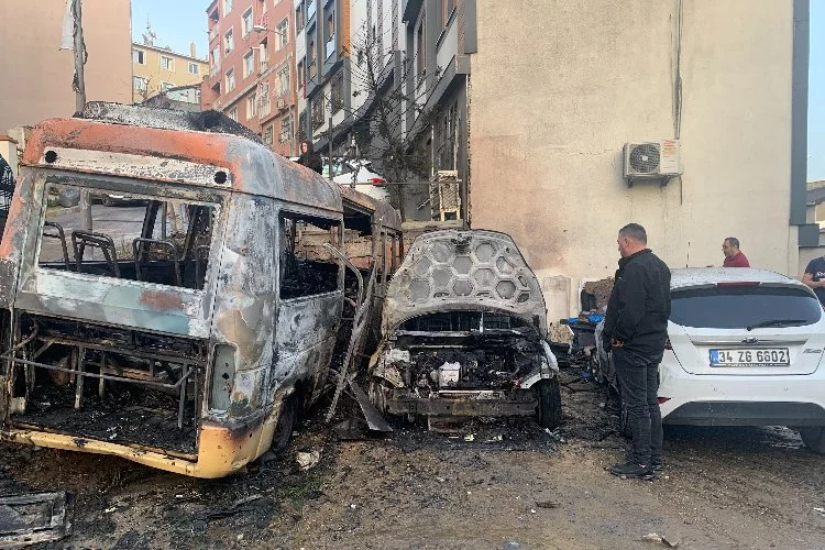İstanbul’da park halindeki araçlar alev alev yandı