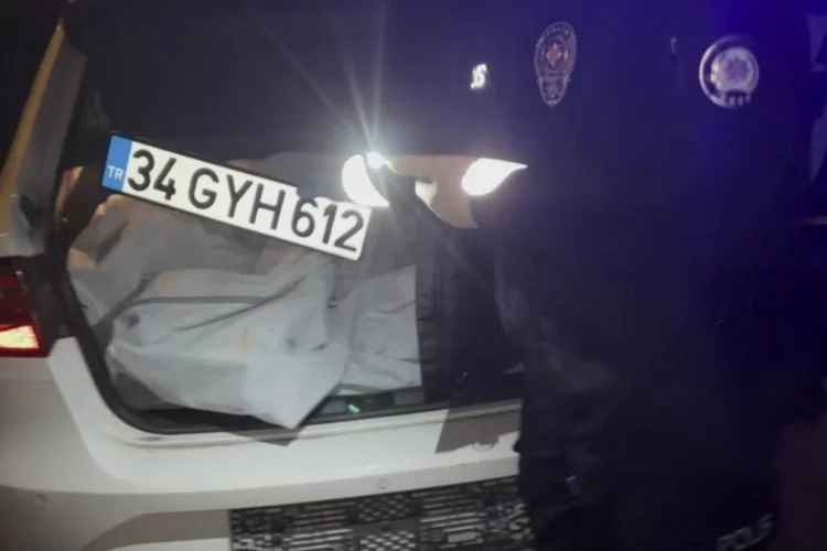 İstanbul'da plakasız araçtan uzun namlulu silahlar çıktı: Şüpheliler araçtan atladı