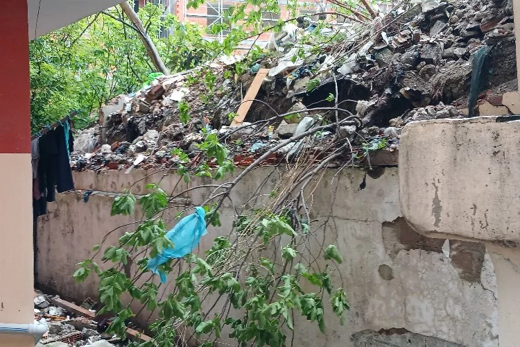 İstanbul'da şiddetli yağmur istinat duvarına zarar verdi