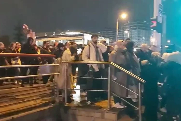 İstanbul'da tramvay mağdurluğu... Saatlerce yağmur altında beklediler
