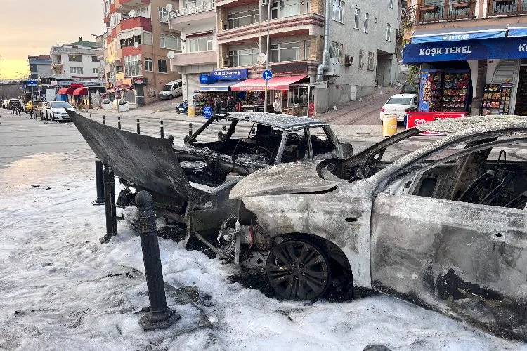 İstanbul'da yanan taksi başka araca çarptı: İki araç küle döndü