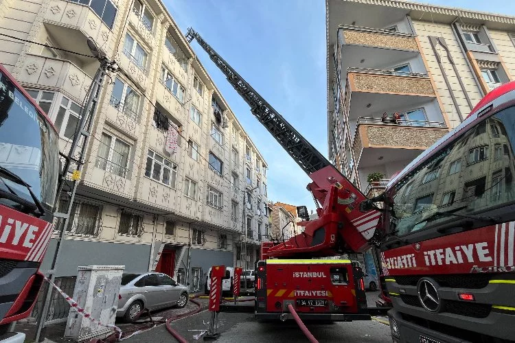 İstanbul’da yangın paniği: 5 katlı binanın çatısı alev aldı