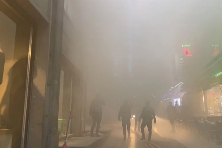İstanbul’da yangın paniği: Çatı katındaki restoranda alevler yükseldi