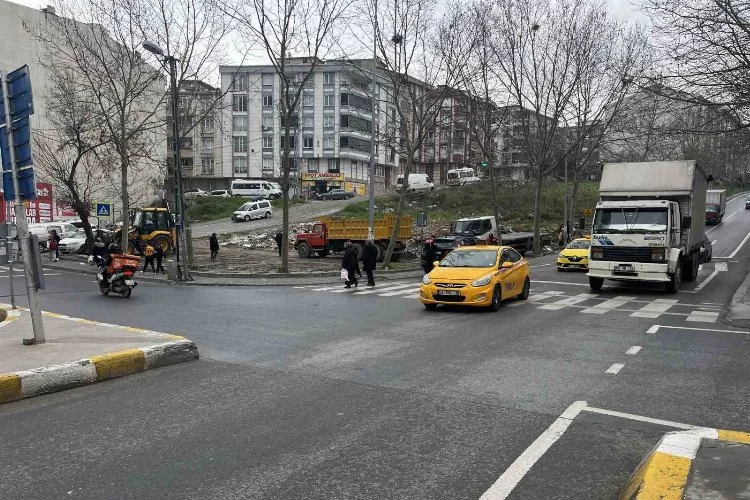 İstanbul trafiğinde hareketli dakikalar: Önce polis aracına sonra başka araca çarptı
