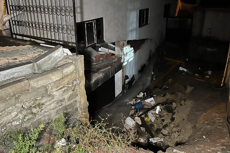 İstanbul'da bir binanın istinat duvarı yıkıldı