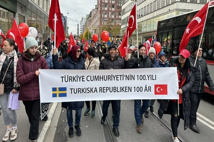 İsveç'te yaşayan Türkler 100. yılı bayrak yürüyüşü ile kutladı