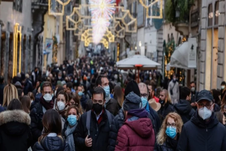 İtalya'da açık havada maske kullanma zorunluluğu kalkıyor