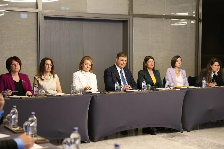 İzBB yeni başkanı Cemil Tugay İzmir'in ilçe belediye başkanlarıyla toplandı