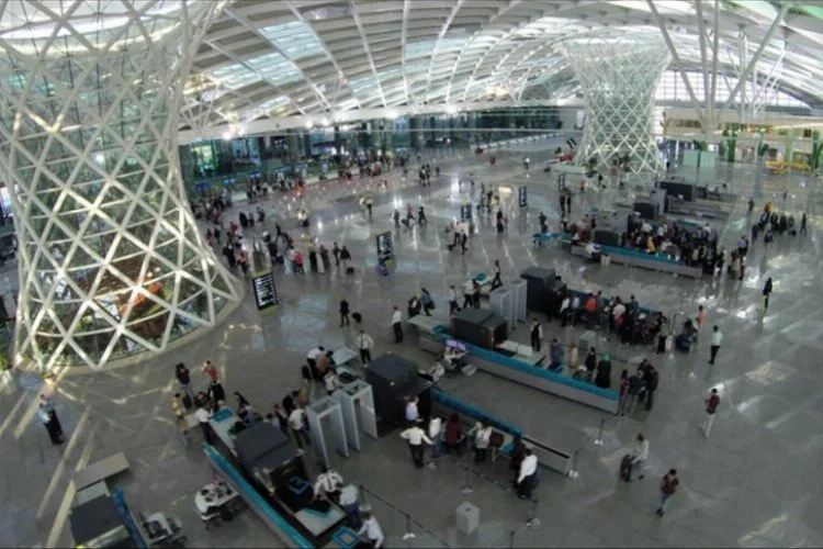 İzmir Adnan Menderes Havalimanı binlerce yolcuya hizmet verdi