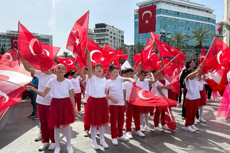 İzmir'de 23 Nisan coşkusu: Cumhuriyet Meydanı'nda renkli şenlik!