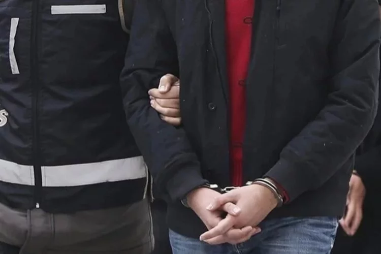 İzmir'de çantasında yasaklı madde bulunan şüpheli tutuklandı