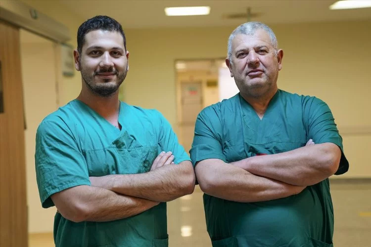 İzmir'de doktor baba-oğul hastaları birlikte iyileştiriyor
