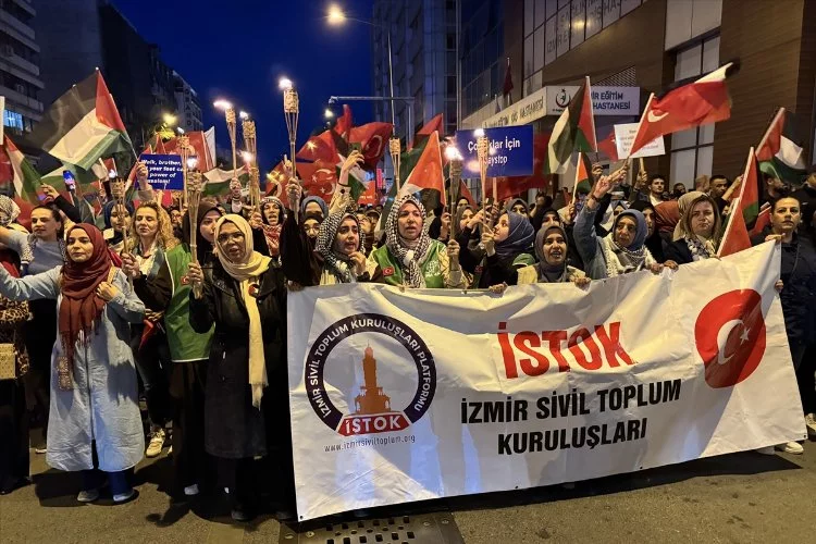İzmir'de Gecenin Karanlığından Seherin Aydınlığına Gazze Anneleri İçin Filistin Yürüyüşü