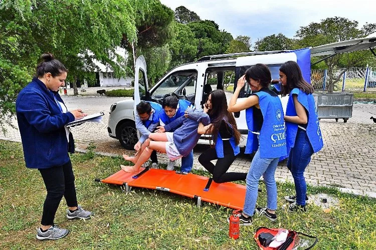 İzmir'de gençler hayat kurtarmak için yarıştı 