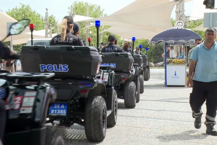 İzmir'de sahil bandında ATV'li polisler huzur ve güveni sağlıyor