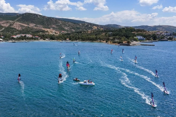 İzmir'de sörf zamanı: Foça sörf tutkunlarını bekliyor