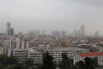 İzmir'de toz taşınımı etkisi sürüyor: Göz gözü görmüyor