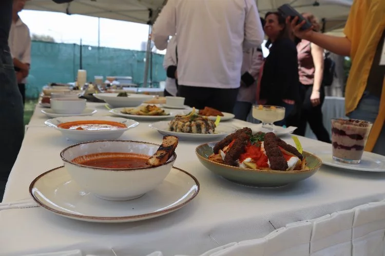 İzmir'de yöresel lezzetler arenası: Lise öğrencileri yemekleriyle yarıştı