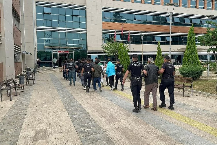 İzmir’deki helikopter destekli operasyonda 45 zehir taciri tutuklandı