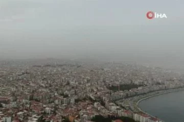 İzmir’e sis değil, çöl tozu bulutu çöktü: Göz gözü görmedi