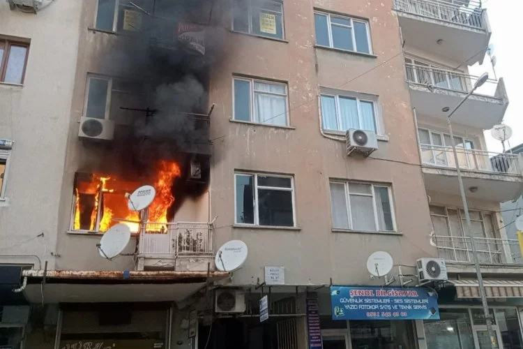 İzmir haber: Alevlerin içinde kaldılar