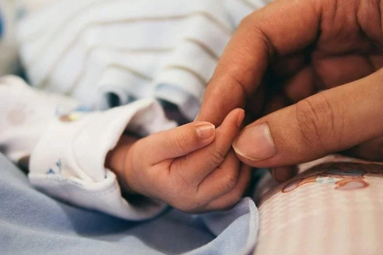 İzmir haber: Boğazına kaju kaçan bebek Heimlich manevrasıyla kurtarıldı