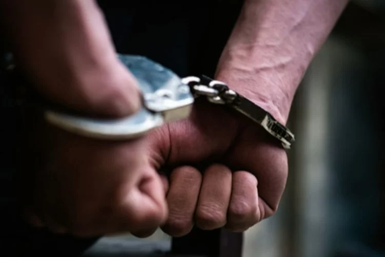 İzmir haber: Bornova'da 44 yıl hapsi bulunan hükümlü enselendi