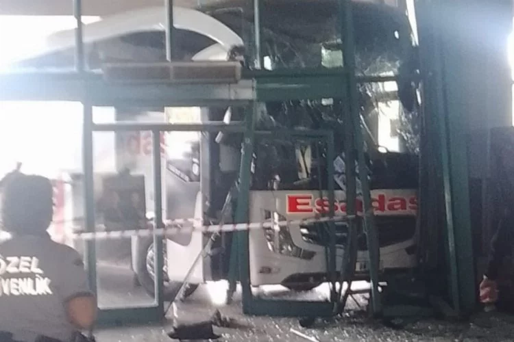 İzmir haber: Freni boşalan otobüs otogara girdi