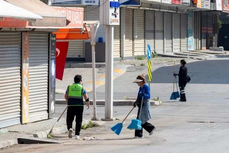 İzmir haber: Her gün 850 işçi 2 bin kilometrelik güzergahı temizliyor