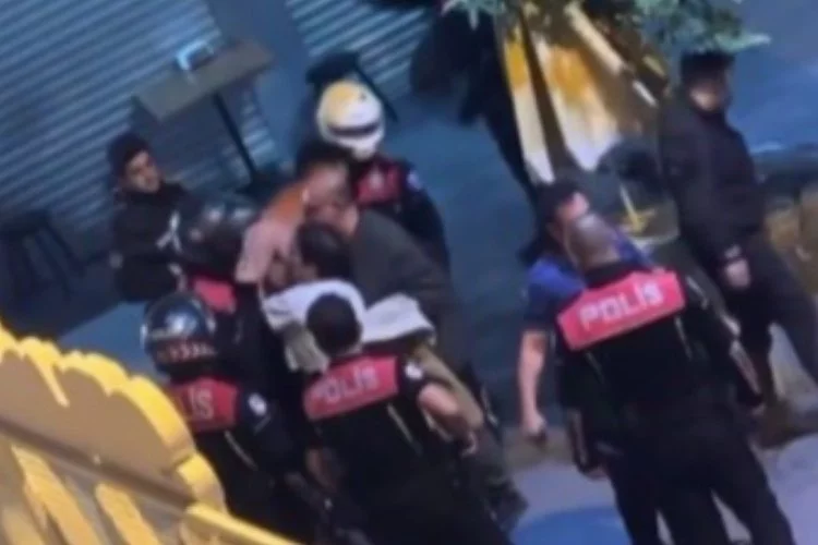 İzmir Haber: Kavgaya karışan şahıs, müdahale etmeye gelen polis ekiplerine saldırdı