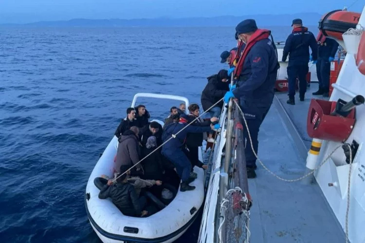 İzmir haber: Lastik bottaki 51 düzensiz göçmen kurtarıldı