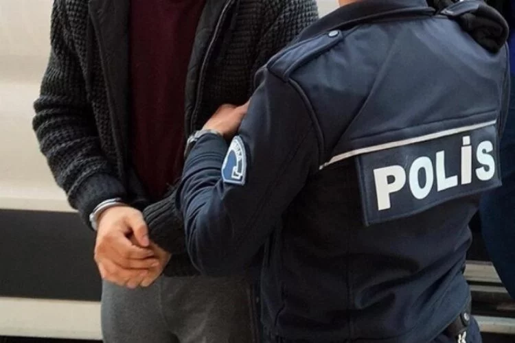 İzmir haber: Silah tacirinin evine polis baskını