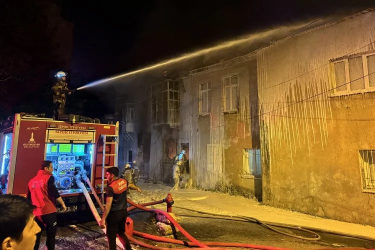 İzmir Haber: Tekstil atölyesinde çıkan yangın itfaiye ekiplerince kontrol altına alındı