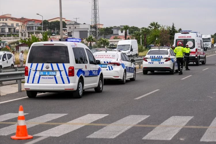 İzmir haber: Yolun karşısına geçmeye çalışan kadına taksi çarptı