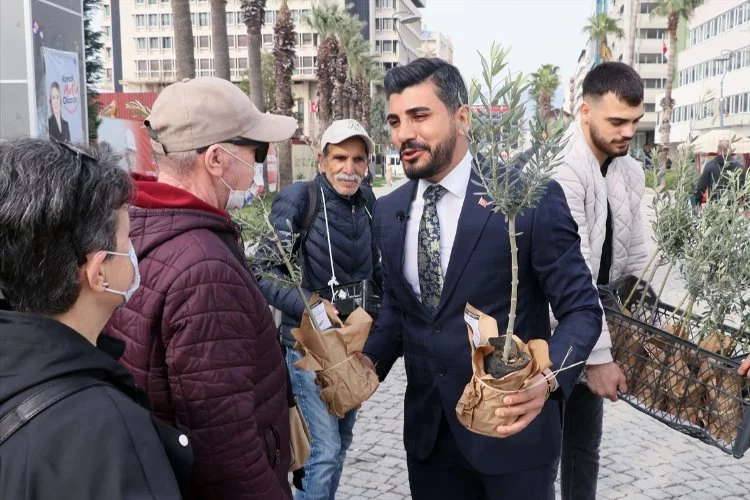 İzmir'in başkan adayı zeytin fidesi dağıtıp oy istedi
