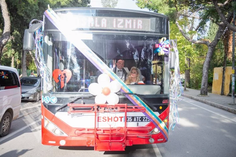 İzmir’in kadın şoförü kullandığı otobüsü gelin arabası yaptı