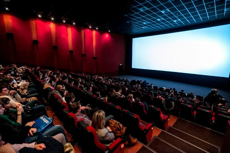 İzmir sinemalarında bu hafta ne var?  8 film izleyici ile buluşuyor! İşte vizyona girecek filmler…