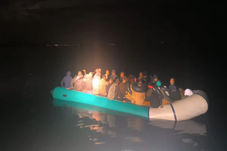 İzmir açıklarında 78 düzensiz göçmen yakalandı