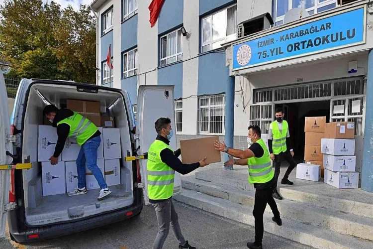 İzmir’de 600 okulda 25 bin öğrenciye bot ve mont
