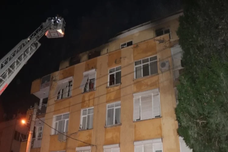 İzmir'de bir apartmanda çıkan yangın söndürüldü