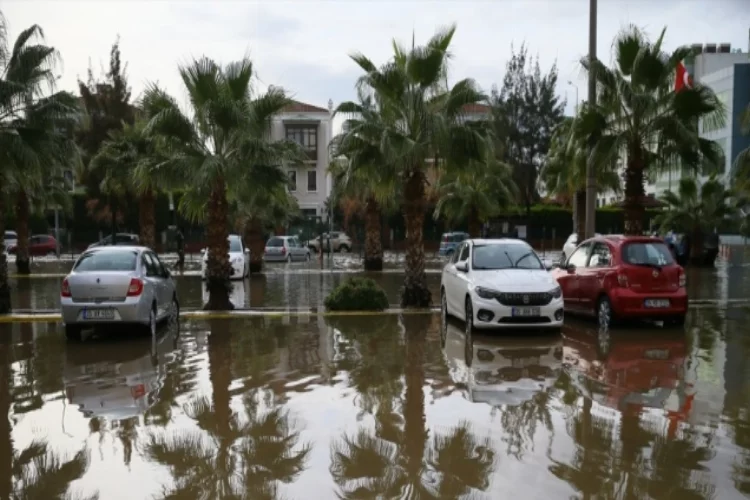 İzmir'de denizin taşması sonucu su içinde kalan araçların kurtarılması için çalışmalar sürüyor