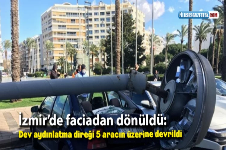 İzmir’de faciadan dönüldü: Dev aydınlatma direği 5 aracın üzerine devrildi