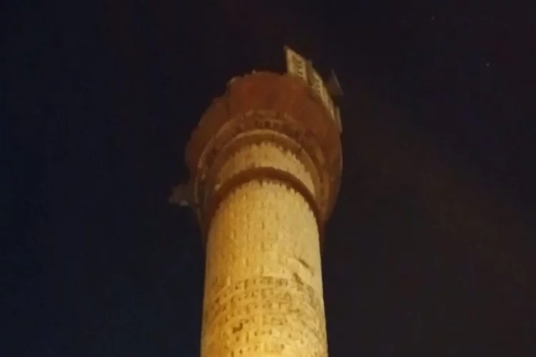 İzmir'deki depremde bir caminin minaresi yıkıldı