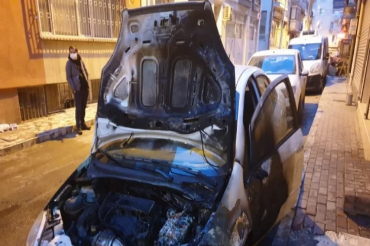 İzmir'de kundaklanan otomobilde hasar oluştu