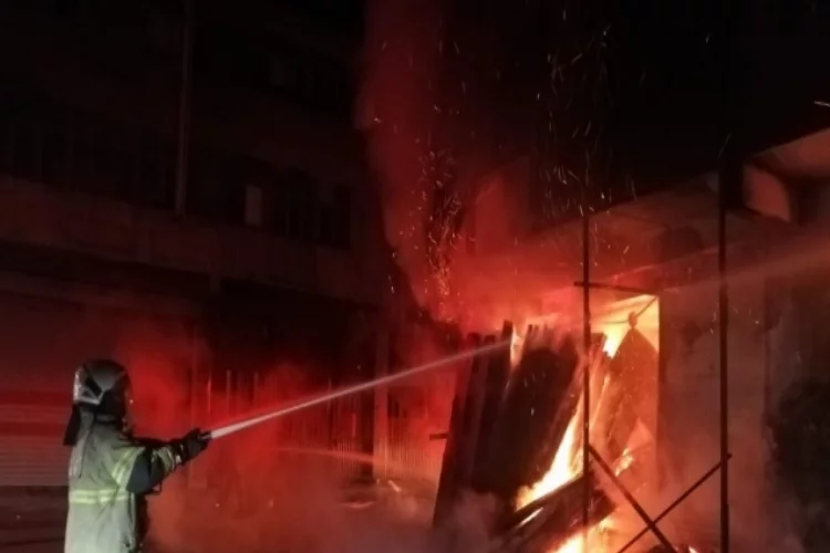 İzmir’de mobilya atölyesinde korkutan yangın