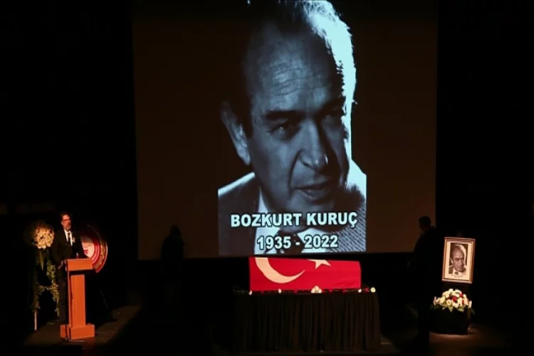 İzmir'de vefat eden duayen tiyatrocu Bozkurt Kuruç son yolculuğuna uğurlandı