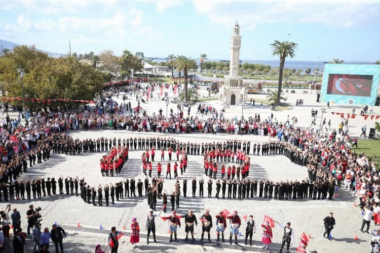 İzmir İl Milli Eğitim Müdürlüğü'nden meydanlara taşan Cumhuriyet'in 100. yılı kutlamaları
