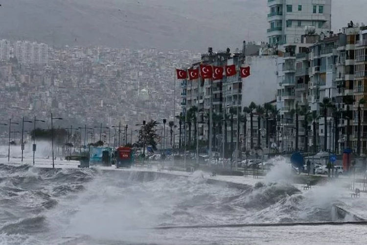 İzmir'e kuvvetli rüzgar ve fırtına uyarısı