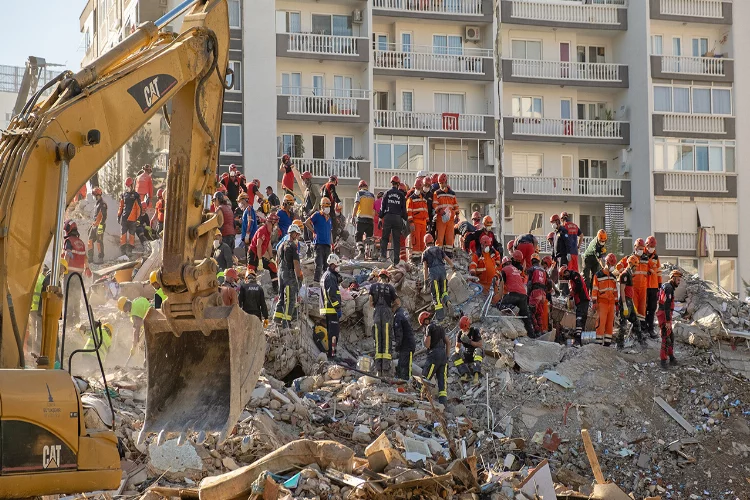 İzmir geç kalıyor çürük binalar derhal yıkılmalı