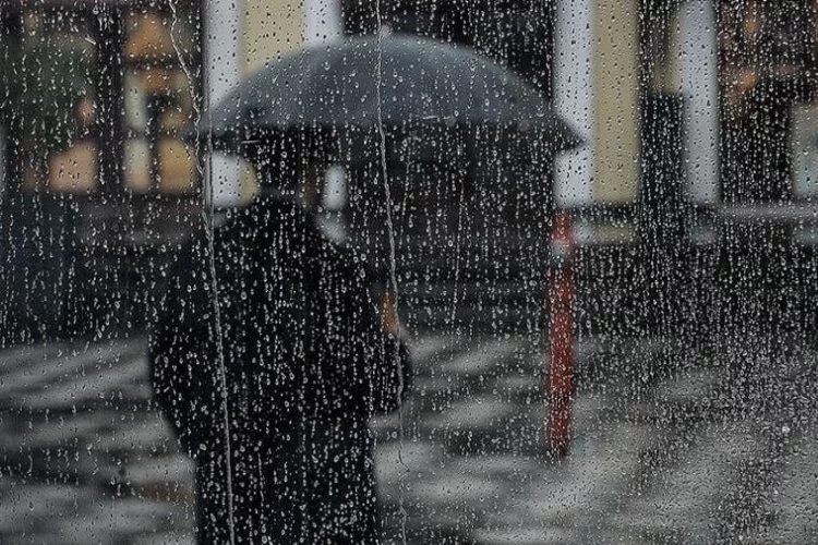 İzmir'de beklenen yağış başladı